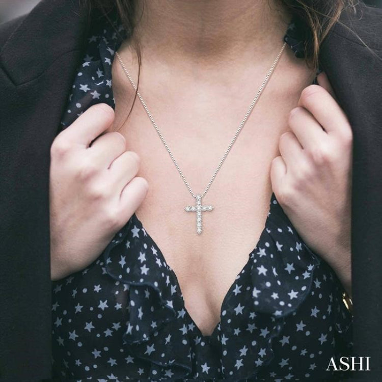 3/4 Ctw Round Cut Diamond Cross Pendant in 14K White Gold with Chain