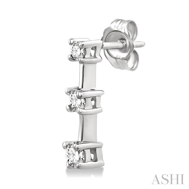 1/2 Ctw Round Cut Diamond Earrings in 14K White Gold