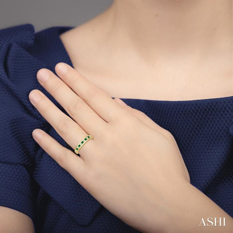 2 MM Emerald and 1/5 Ctw Round Cut Diamond Precious Wedding Band in 14K Yellow Gold