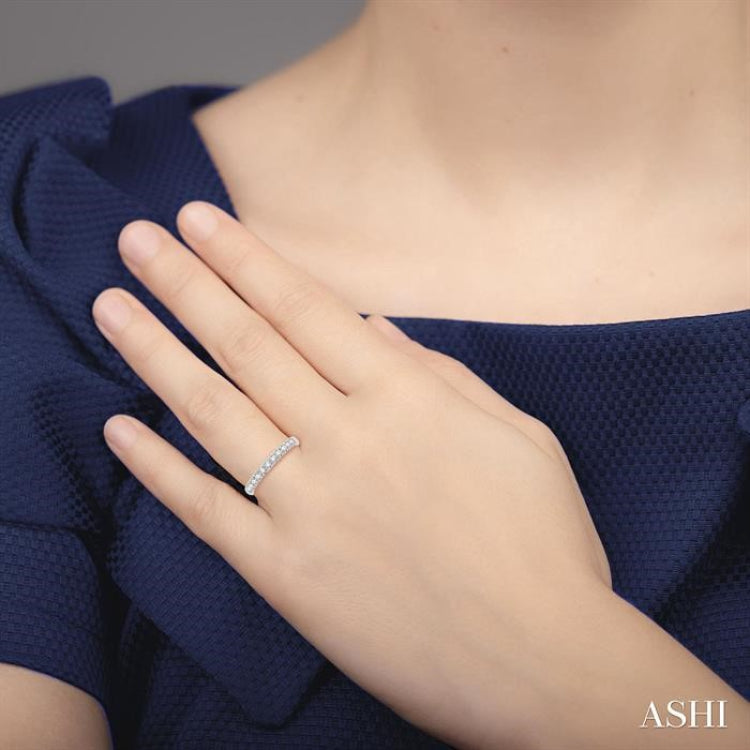 1/3 Ctw 11 Stone Round Cut Diamond Wedding Band in 14K White Gold